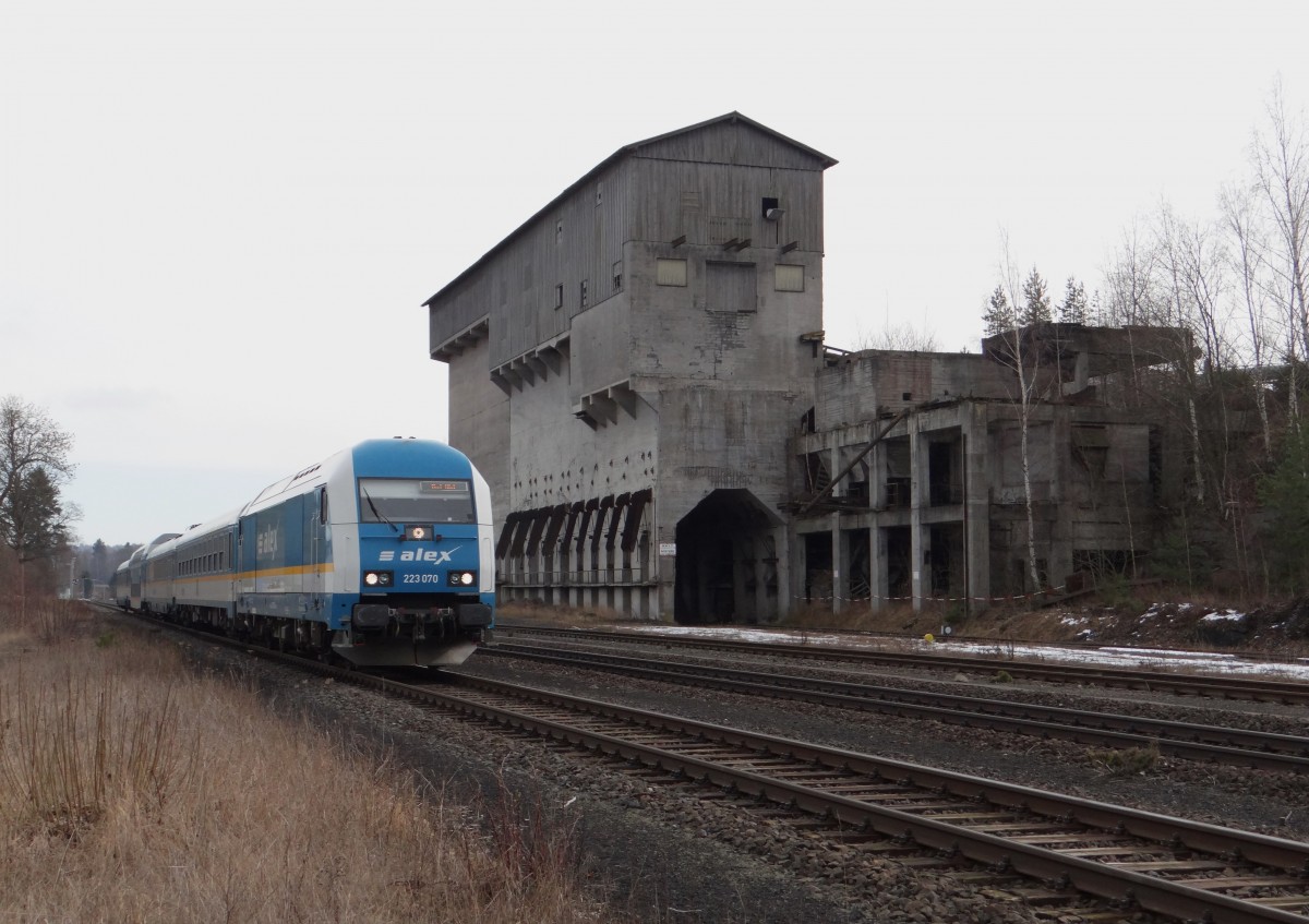 223 070 ist zusehen am 13.02.14 mit dem ALX in Pechbrunn