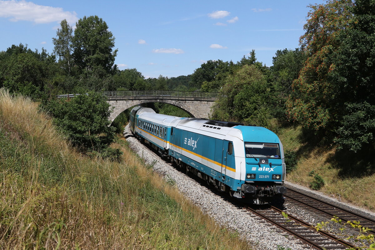 223 071 auf dem Weg nach Regensburg am 3. August 2022 bei Neustadt an der Waldnaab.