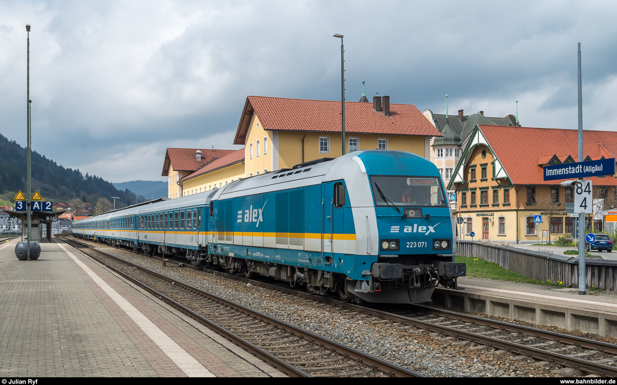 223 071 hat sich am 14. April 2017 in Immenstadt vor den Zugteil des ALEX nach Oberstdorf gesetzt. Hinten steht noch der Zugteil nach Lindau.