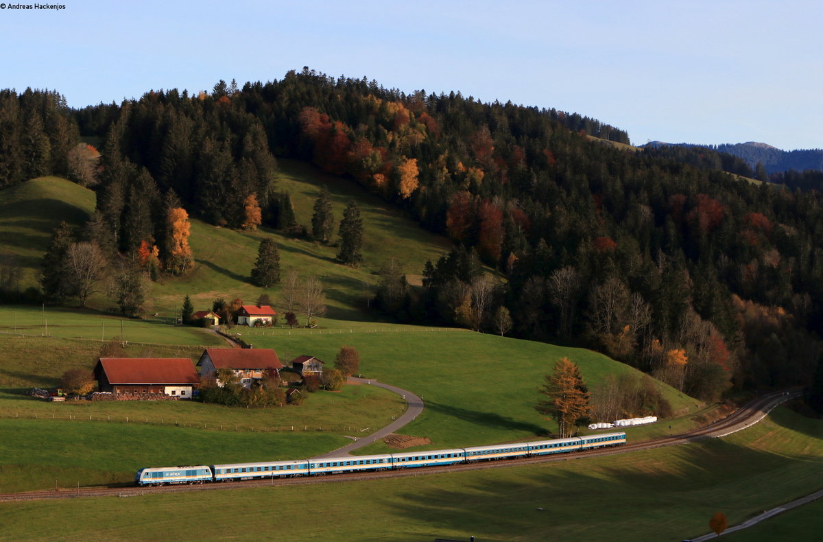 223 071 mit dem ALX84110 (München Hbf-Lindau Hbf) bei Oberthalhofen 25.10.20