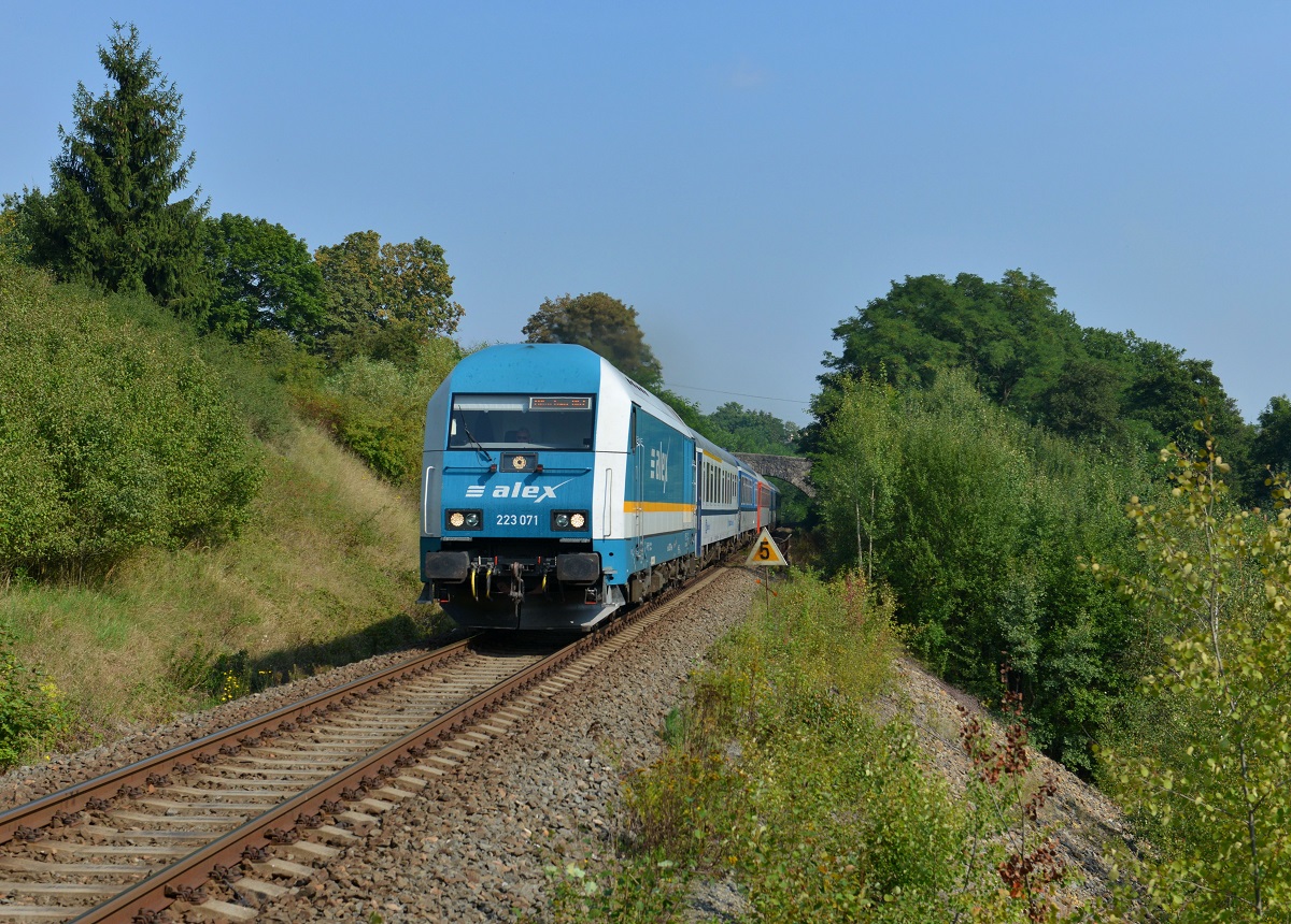 223 071 mit einem ALX nach München am 06.09.2014 bei Hradec.