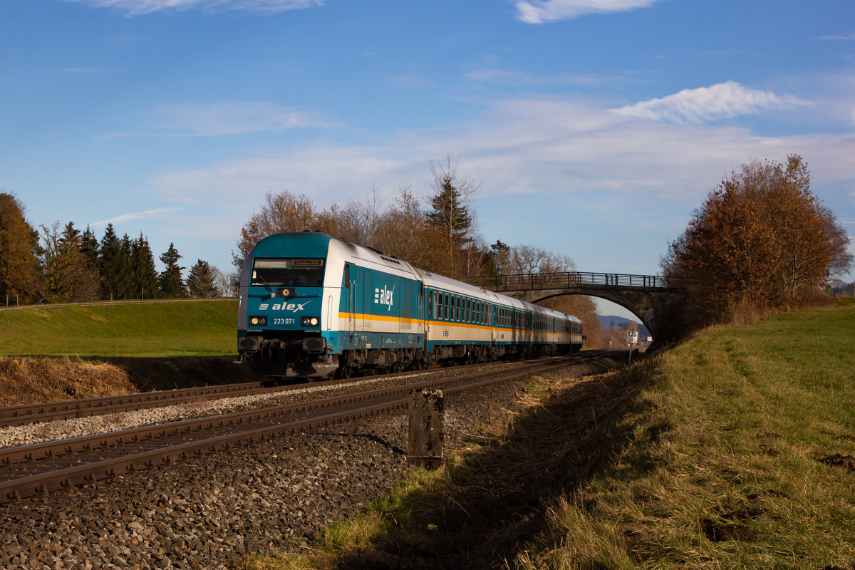 223 071 mit ihrem Alex bei Mellatz. Ohne die reichliche Verspätng wäre ein Bild mit Sonne nich möglich gewesen. 22.11.20