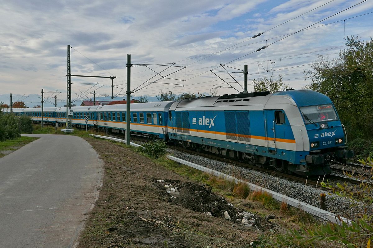 223 071 mit den Wagen des ALX 84107, Lindau - Mnchen, am 21.10.2020 bei Bodolz.