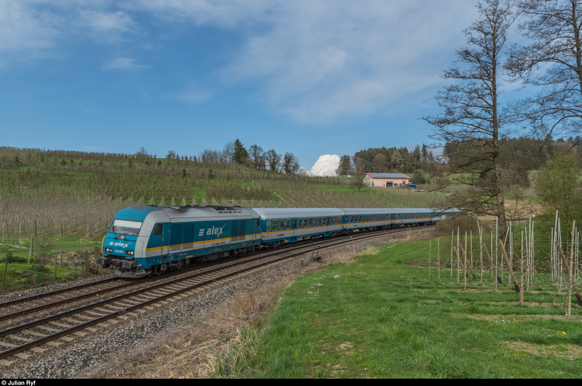 223 072 fährt am 4. April 2016 mit RB 84088 (ALEX) München Hbf - Lindau Hbf bei Bodolz vorüber.