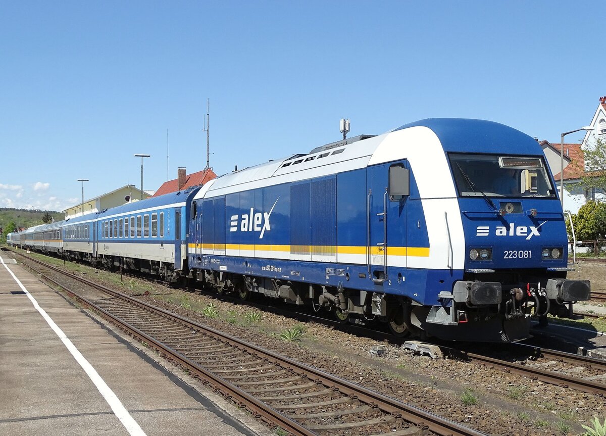223 081 in dunkelblauer alex-Lackierung am 27.04.24 in Schwandorf.