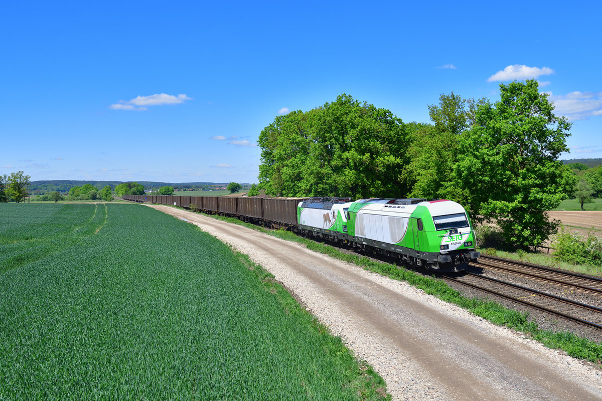 223 103 + 193 728 mit einem Hackschnitzelzug am 12.05.2020 bei Zeitlarn.