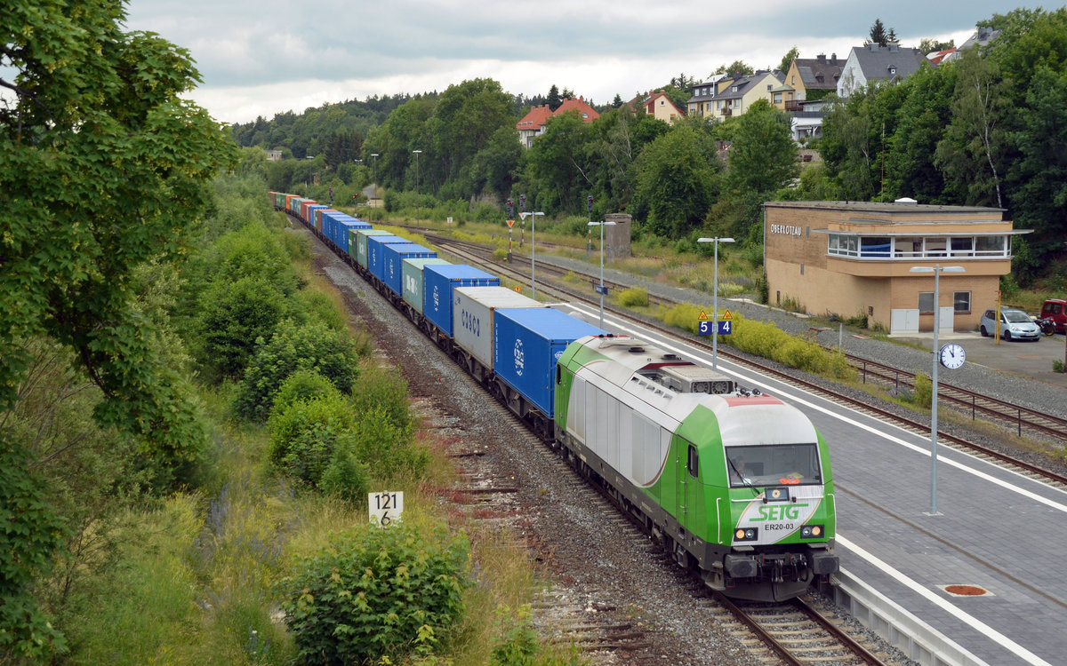 223 103 führte am 18.06.18 einen Containerzug für die SETG von Hof nach Wiesau. Hier rollt der Zug durch Oberkotzau Richtung Marktredwitz.