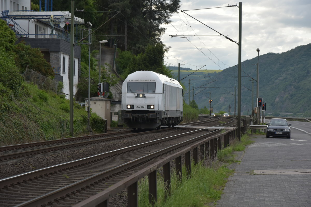 223 143 gen Süden fahrend auf der linken Rheinstrecke gegenüber Kaub.
Muttertag 2017