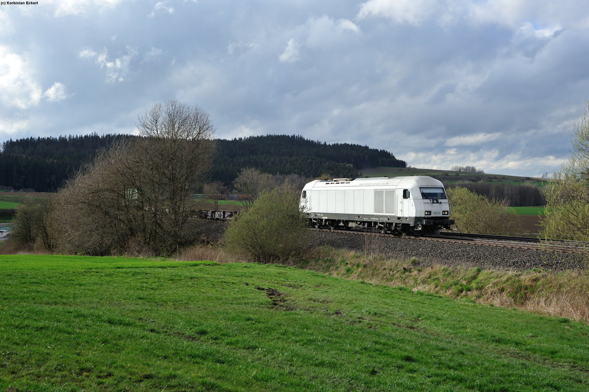 223 143 der SETG mit dem Containerzug nach Wiesau bei Lengenfeld, 15.04.2016