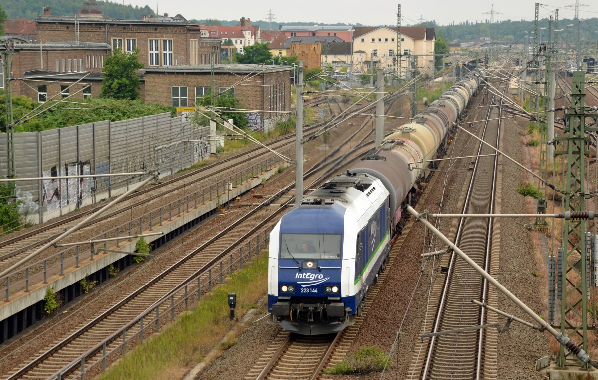 223 144 führte am 08.07.14 einen Kesselwagenzug durch Bitterfeld Richtung Wittenberg.