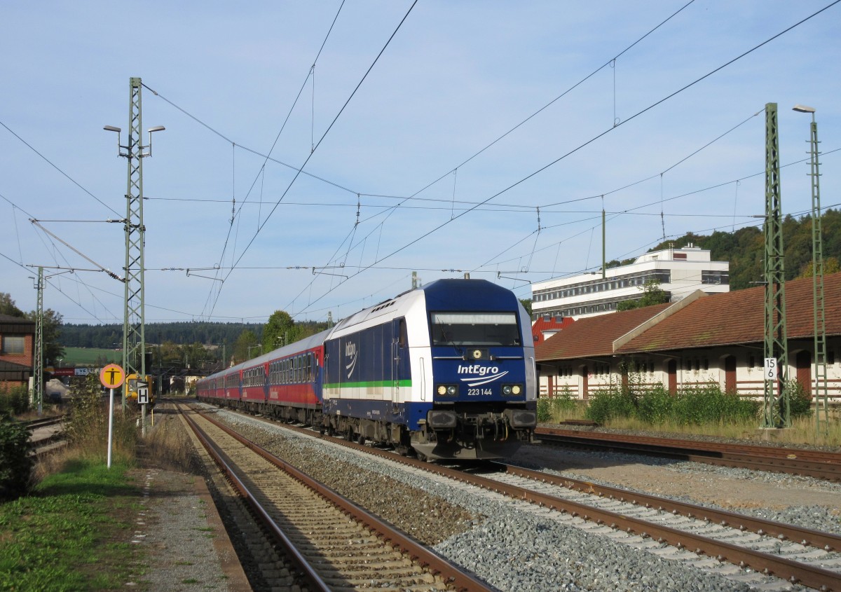 223 144 von IntEgro zieht am 28.September 2014 den DPE 20359 (Erfurt - Kempten) durch Kronach in Richtung Lichtenfels.