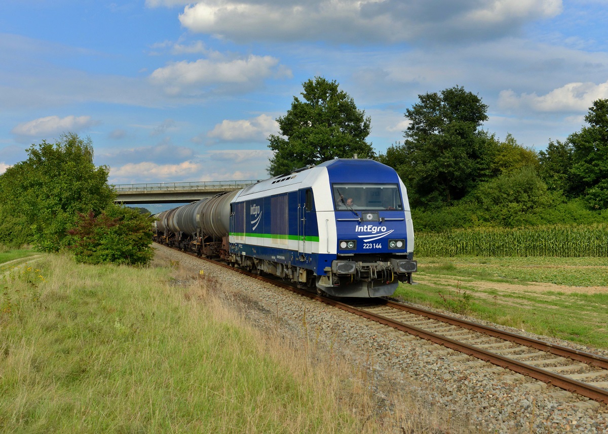 223 144 mit einem Kesselzug am 25.08.2014 bei Pankofen.