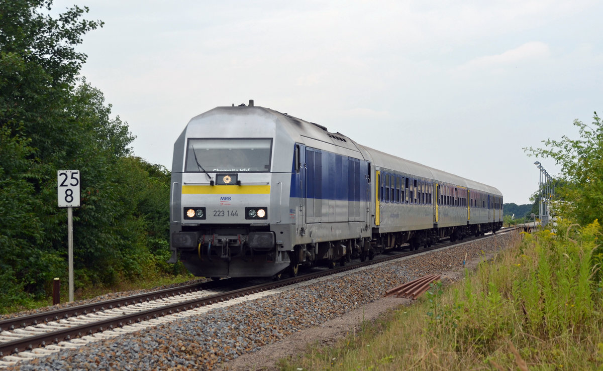 223 144 der MRB hat bereits den Haltepunkt Otterwisch verlassen und befördert seinen RE nun weiter nach Chemnitz. Fotografiert am 31.07.16.