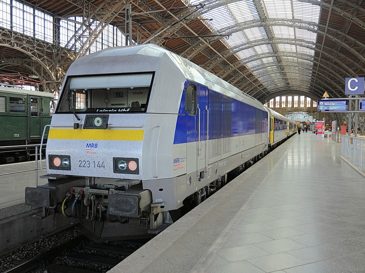 223 144 (NVR Nummer 92 80 1223 144-5 D-TDRO) steht im Hauptbahnhof von Leipzig zur Abfahrt nach Chemnitz Hbf als MRB74783 auf Gleis 23 am 08. Mai 2016 bereit.