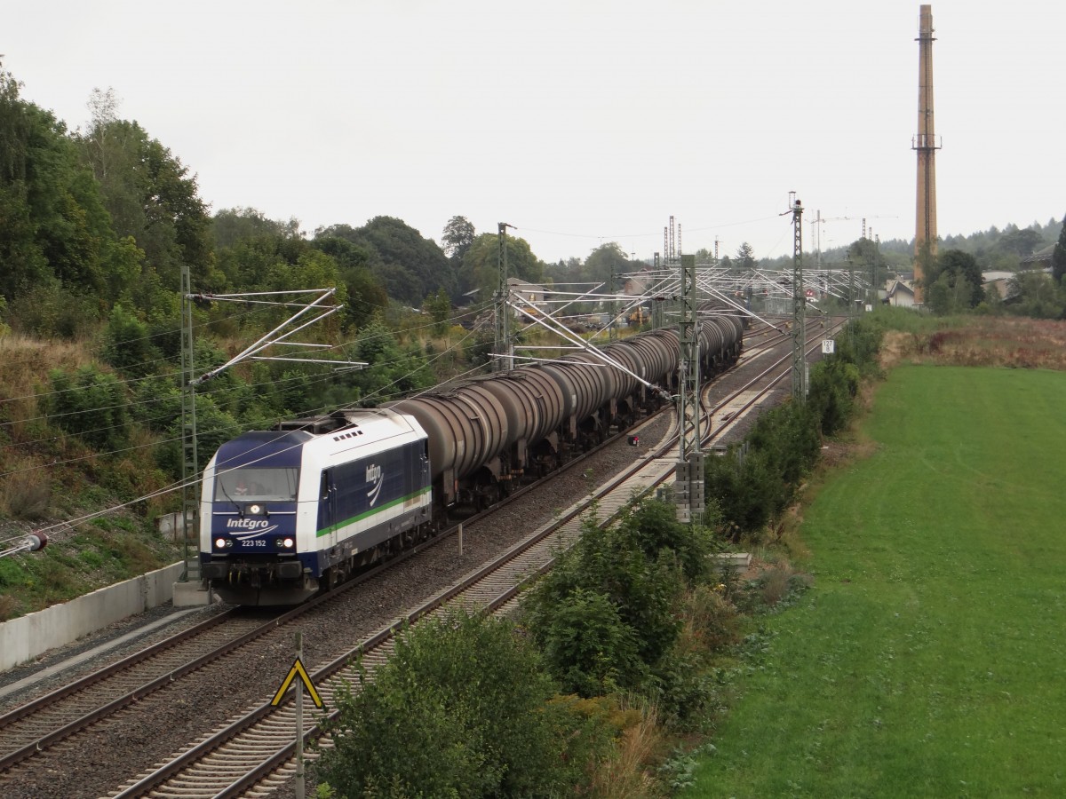 223 152 fuhr am 21.09.13 mit einem Kesselzug durch Mehltheuer/V. 204 036 hatte Schubdienst.