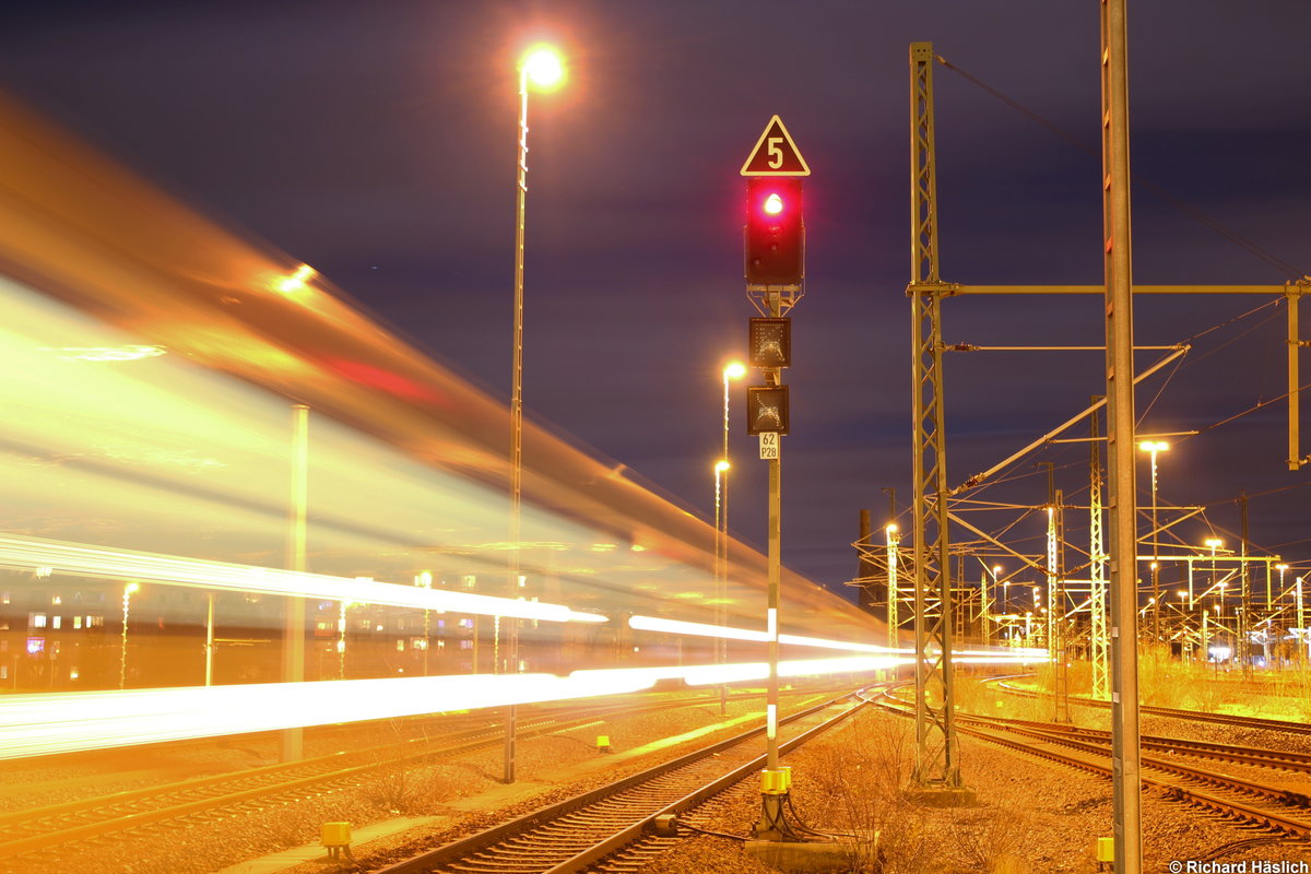 223 152 der IntEgro rollt mit ihrem RE6 aus Leipzig am Abend des 21.12.2018 in den Hauptbahnhof von Chemnitz.