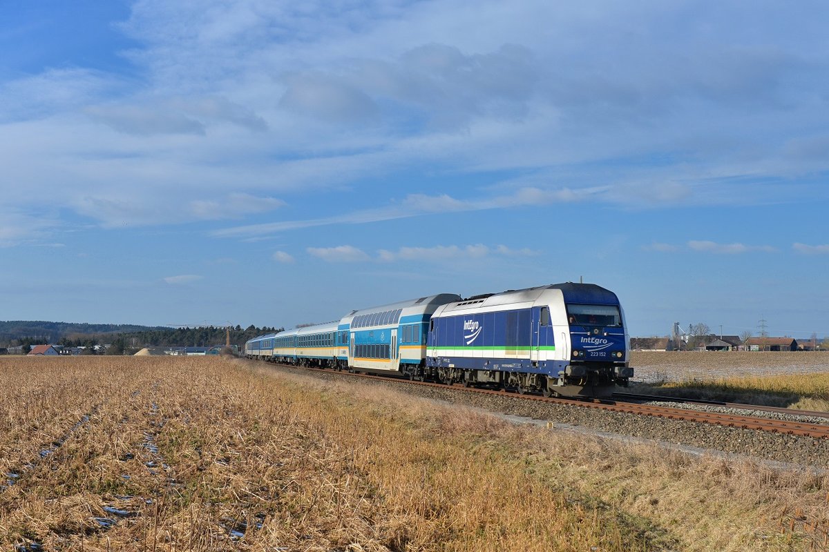 223 152 mit einem ALX am 24.02.2018 bei Zeitlarn.