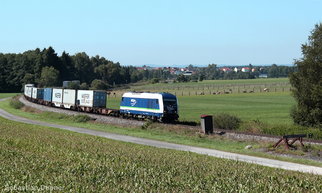 223 152 mit ihrem Containerzug nach Wiesau am 6.9.13 in Thans