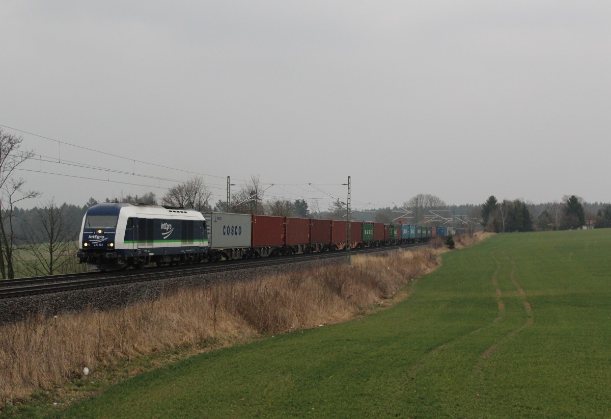 223 152 zusehen mit einem Containerzug am 15.03.14 an der Schöpsdrehe bei Plauen/V.