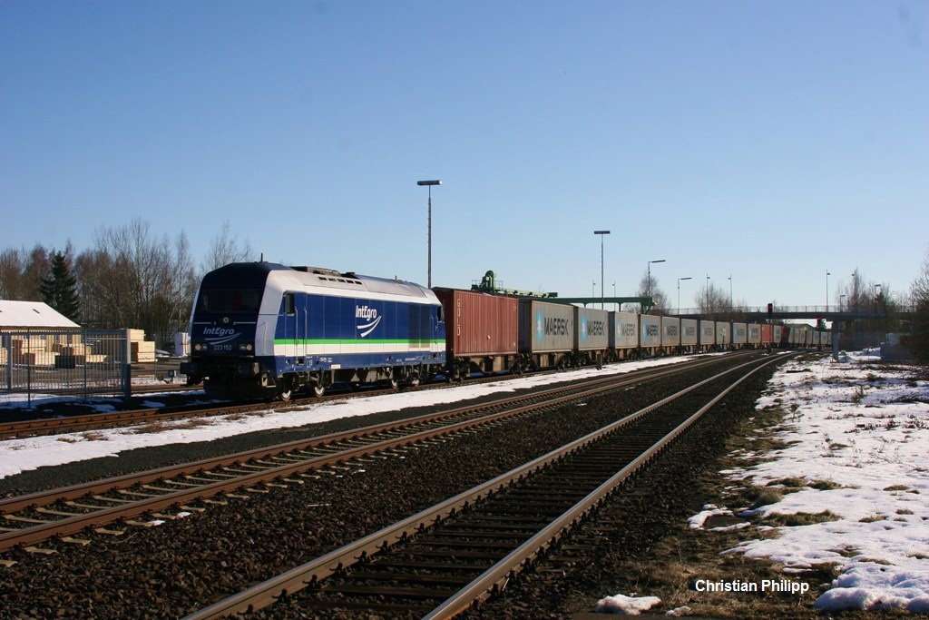 223 152	brachte am Montag, 04.03.2013, einen Containerzug von Nrnberg nach Wiesau. Hier bei der Einfahrt in Wiesau.	