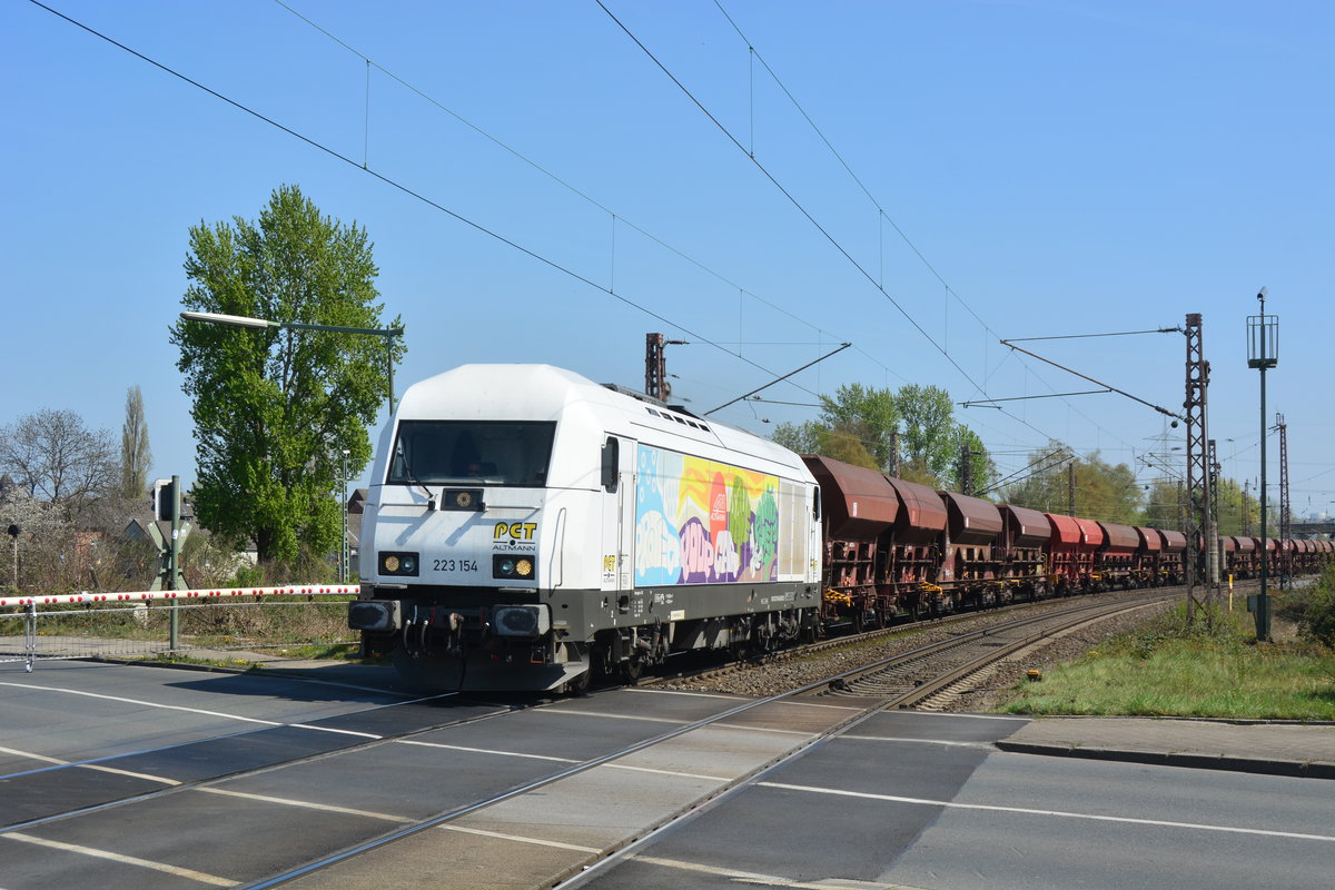 223 154 mit der Aufschrift Protect your car, save the environment kam mit einem Schotterzug durch Gelsenkirchen Bismarck in Richtung Bottrop gefahren.

Gelsenkirchen 08.04.2020