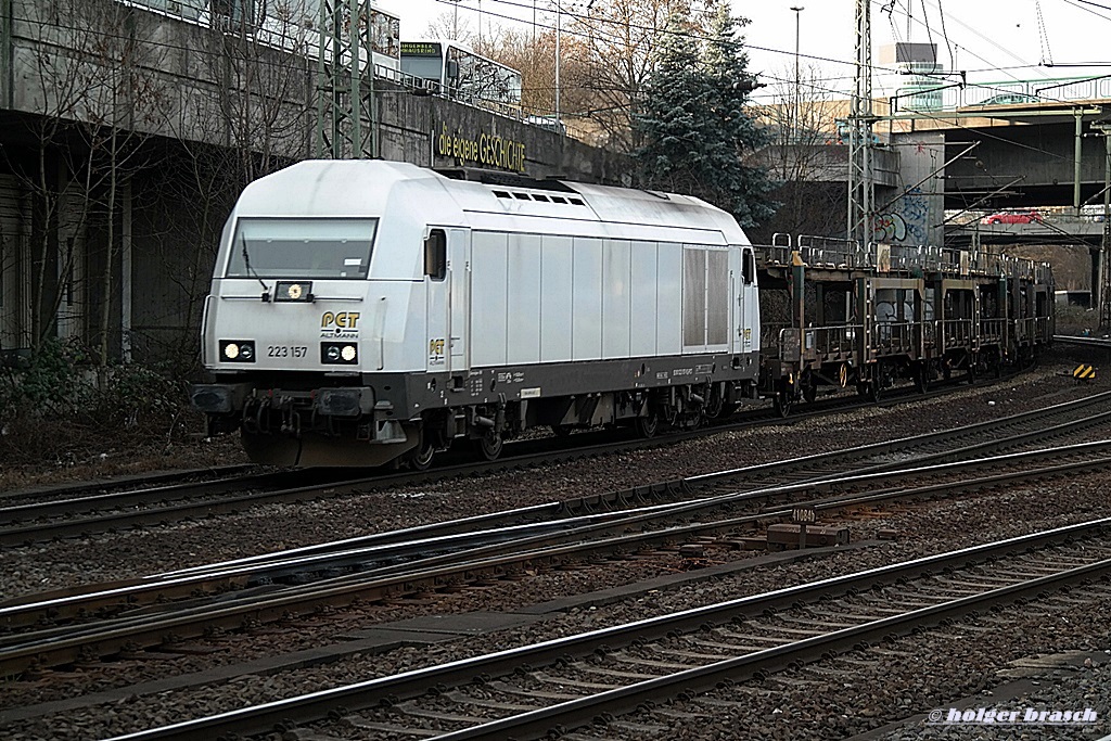 223 157 der PCT zog einen leeren autozug am 14.02.14 durch hh-harburg