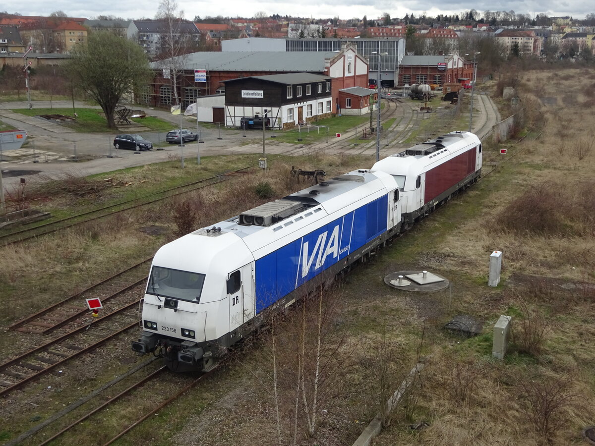 223 158 und 223 154 von Delta Rail pausieren am 23.03.2023 in Gera