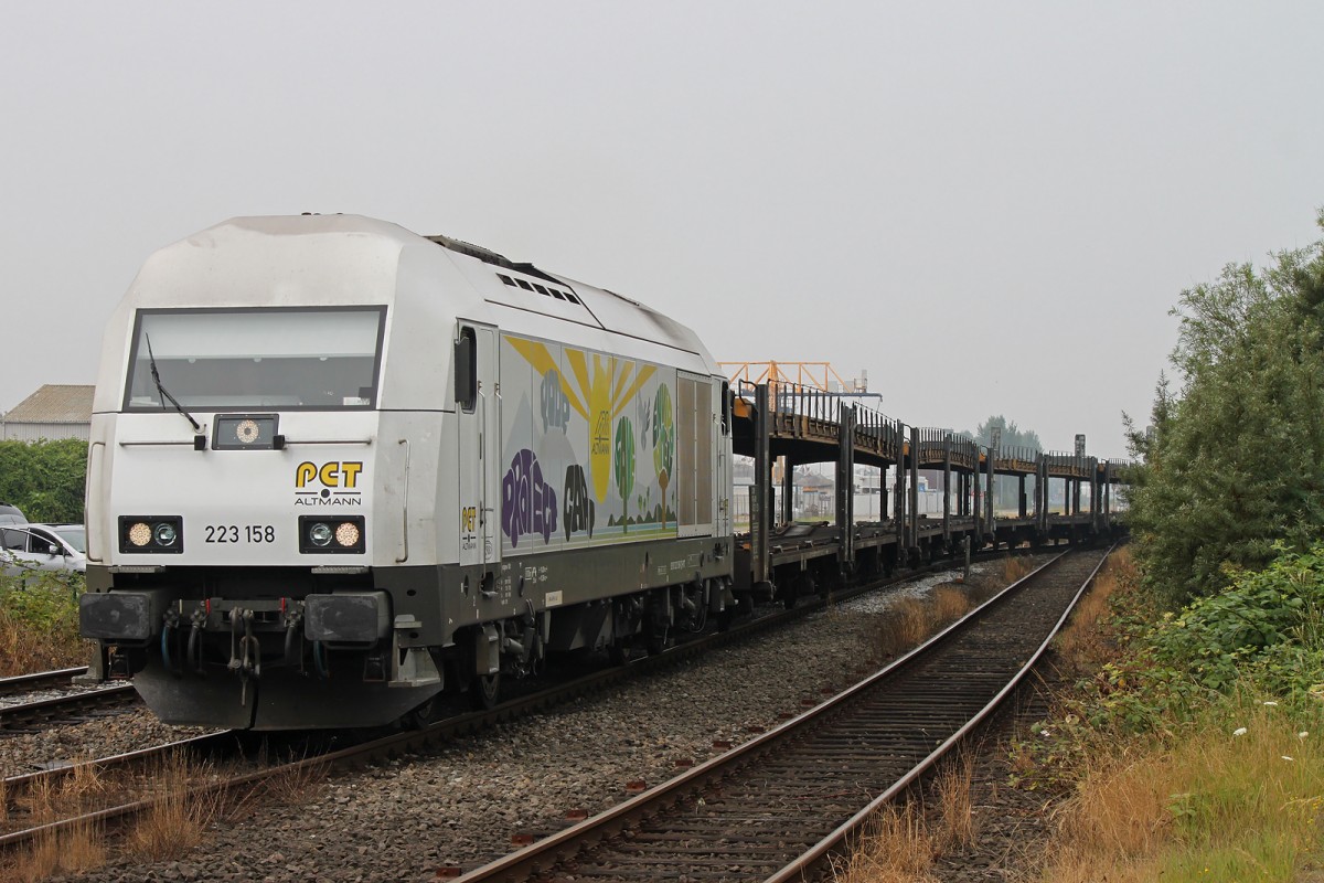 223 158 zog am 27.7.13 einen leeren Autozug aus dem Hafen von Cuxhaven.