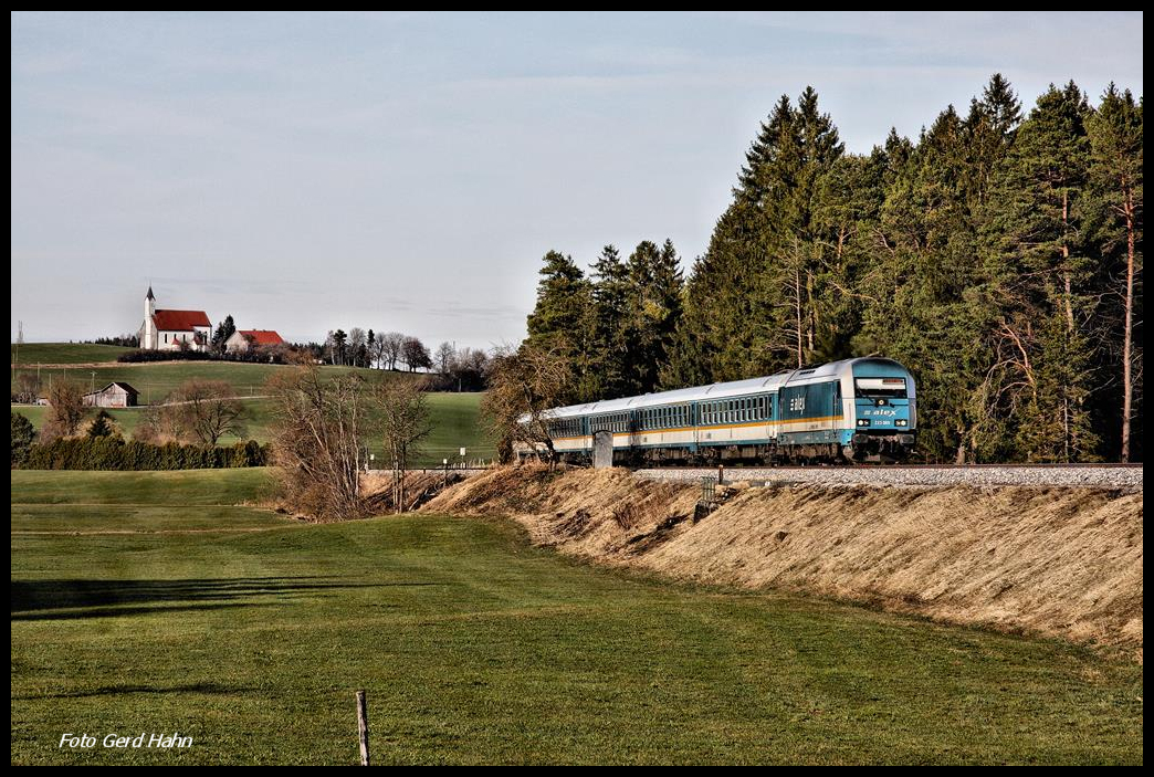 223061 ist hier vor dem Kirchlein bei Görangs mit dem ALEX in Richtung Kempten am 20.3.2017 um 16.06 Uhr unterwegs.