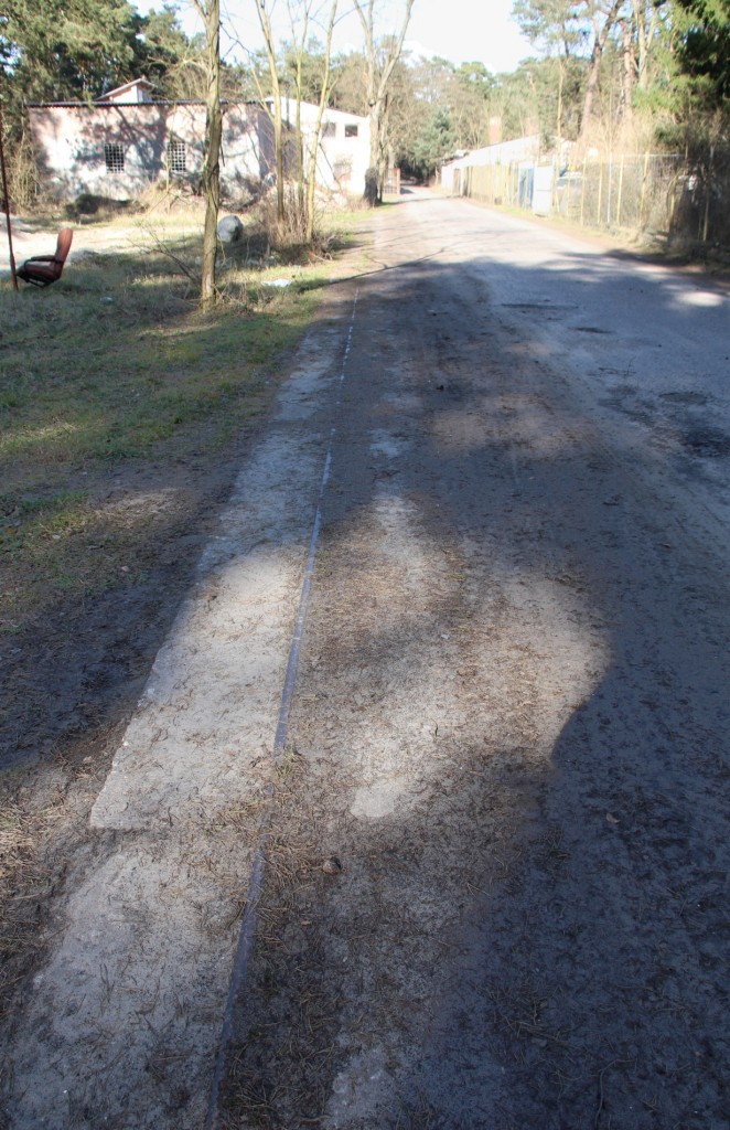 22.3.2015 Swinemünde. Reste einer 600mm Feldbahn. Alte Karten zeigen eine Ziegelei, später war hier die Munitionsanstalt der Kriegsmarine und in der Nähe ein U-Boot Hafen. Normalspur war - ausser alten Schwellen, Schneisen und Dämmen - nicht zu finden.