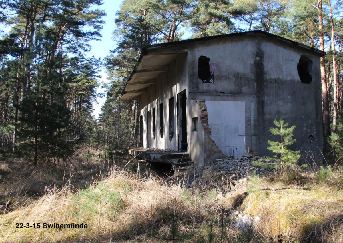 22.3.2015 Swinemünde. Reste der Munitionsanstalt Swinemünde Kriegsmarine. Alte Karten zeigen umfangreiche Gleisanlagen in der Gegend. Das Gebäude war zweifelsohne an Gleise angeschlossen.