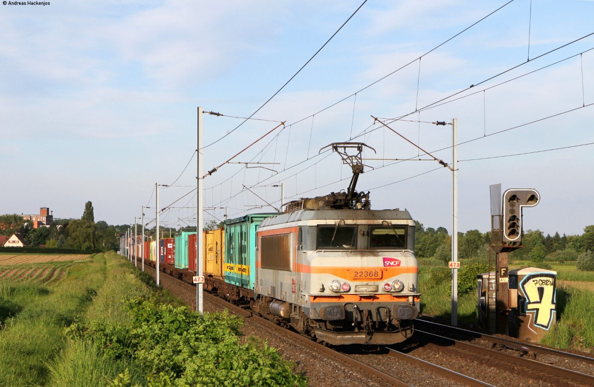 22368 mit einem Containerzug bei Hochfelden 18.5.15