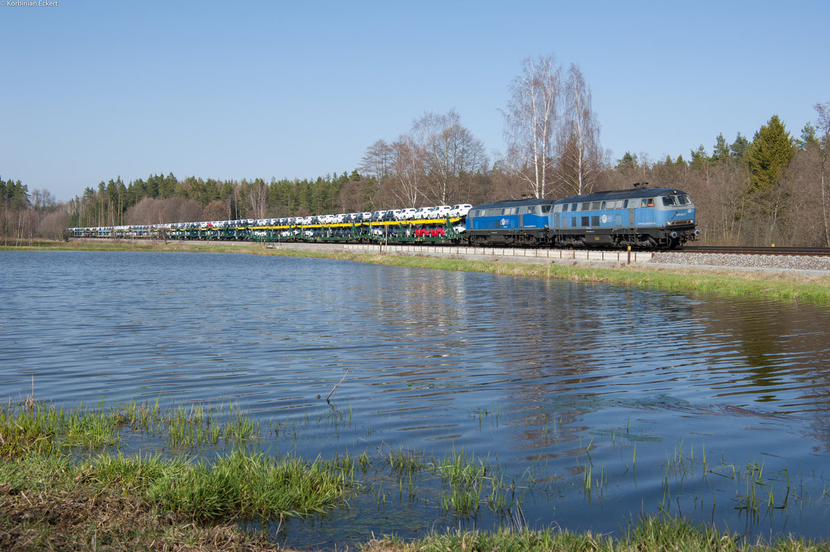 225 002-5 und 225 802-8 der EGP mit dem VW-Autozug von Mosel nach München-Milbertshofen bei Wiesau, 08.04.2018