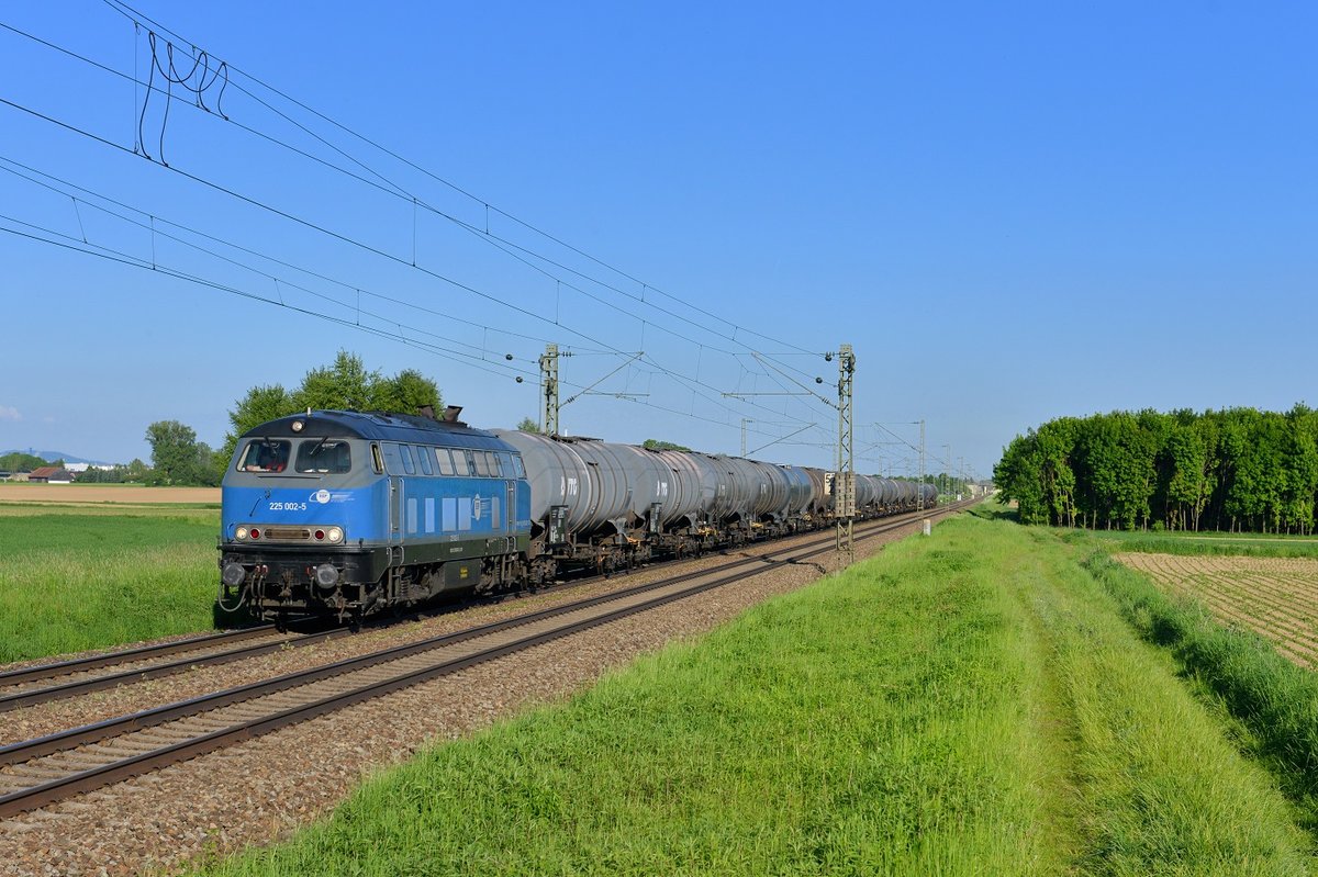225 002 mit einem Kesselzug am 18.05.2017 bei Stephansposching.