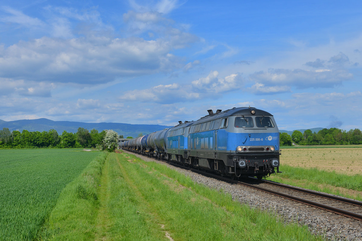 225 006 + 225 002 mit einem Kesselzug am 16.05.2017 bei Pankofen.