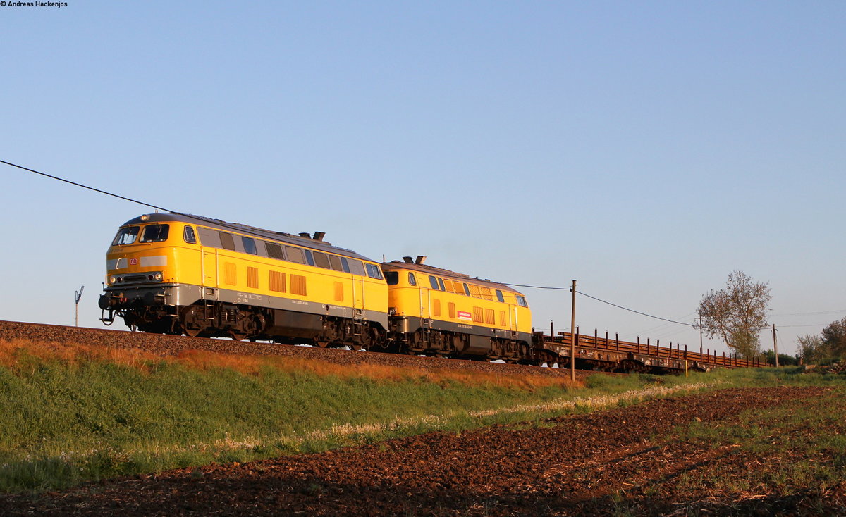 225 010-8 und 218 304-4 mit dem Bauz 928xx (Offenburg Gbf-Titisee) bei Hüfingen 18.5.16