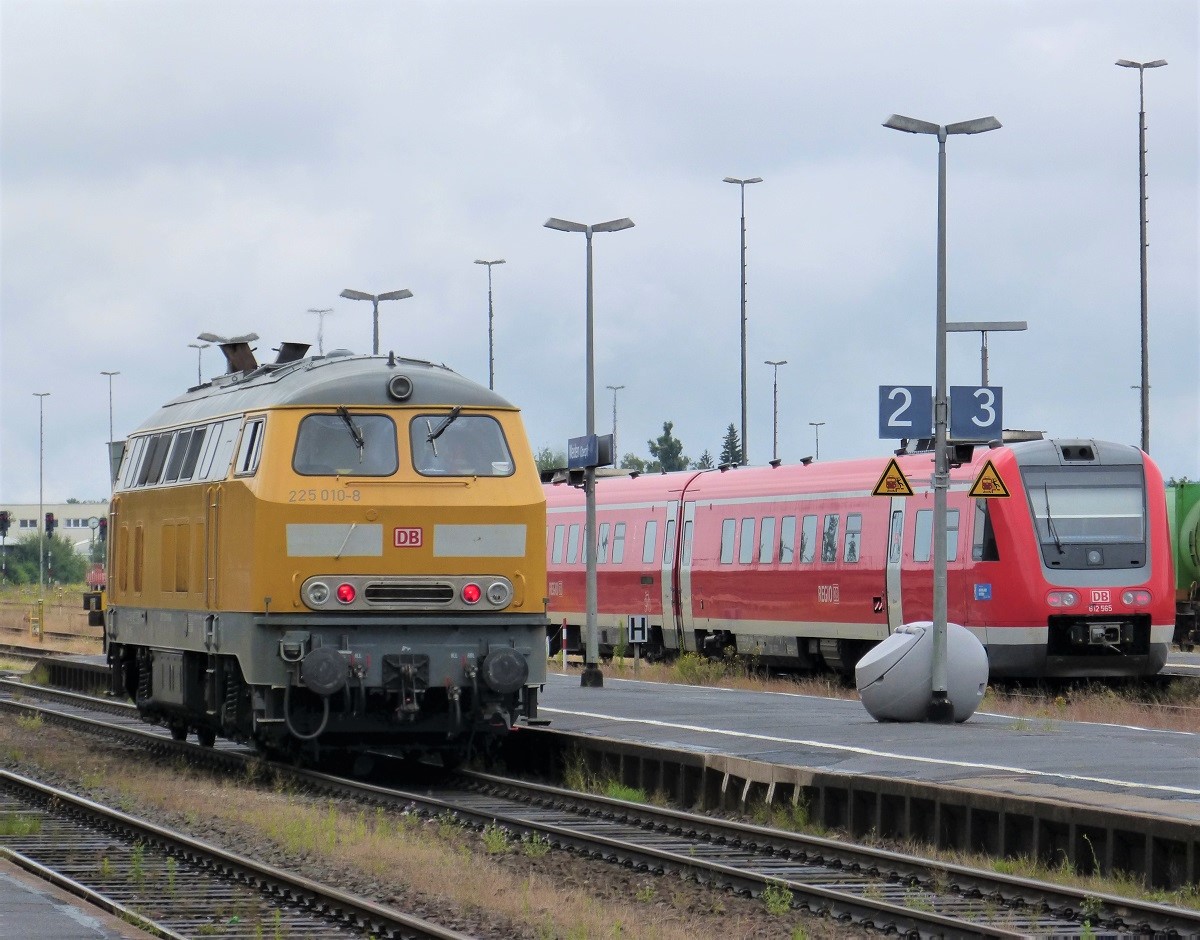 225 010-8 am 01.08.2021 im Bahnhof Weiden. Sie mußte einen Zwischenhalt einlegen, da der Regionalexpress nach Nürnberg im Hintergrund Vorrang hatte.