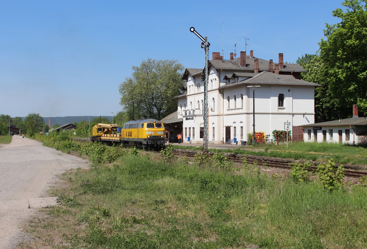 225 010-8 (Bahnbau Gruppe) fuhr am 15.05.22 mit einem Bauzug von Saalfeld nach Königsborn. Hier ist der Zug bei der Ausfahrt in Pößneck oberer Bahnhof zu sehen.