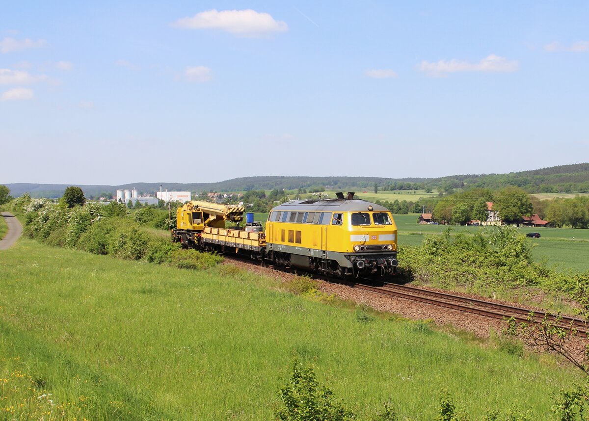225 010-8 (Bahnbau Gruppe) fuhr am 15.05.22 mit einem Bauzug von Saalfeld nach Königsborn. Hier ist der Zug in Dreitzsch zu sehen. Gruß zurück!
