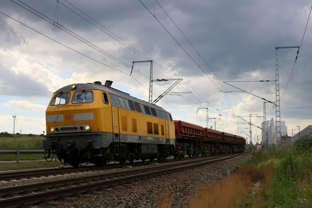 225 010-8 DB als Kieszug startet in Teutschenthal seine Fahrt auf der Bahnstrecke Halle–Hann. Münden (KBS 590) Richtung Halle (Saale). [4.7.2017 - 15:24 Uhr]