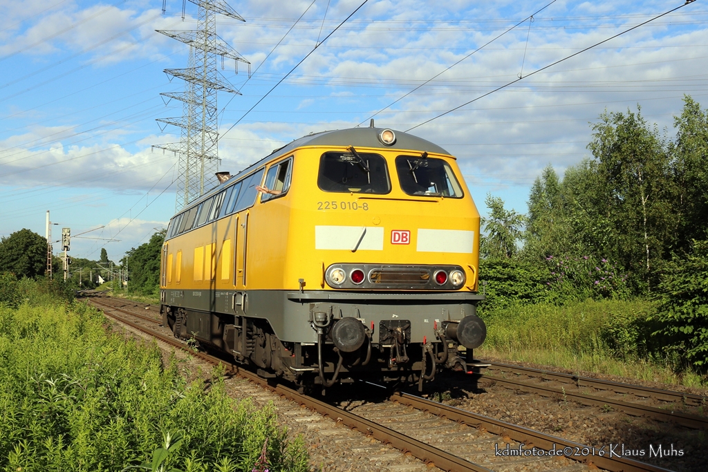 225 010-8 von DB-Bahnbau in Herne-Unser-Fritz in Richtung Gelsenkirchen unterwegs. Lieben Gruß zurück an den Tf. 04.07.2016