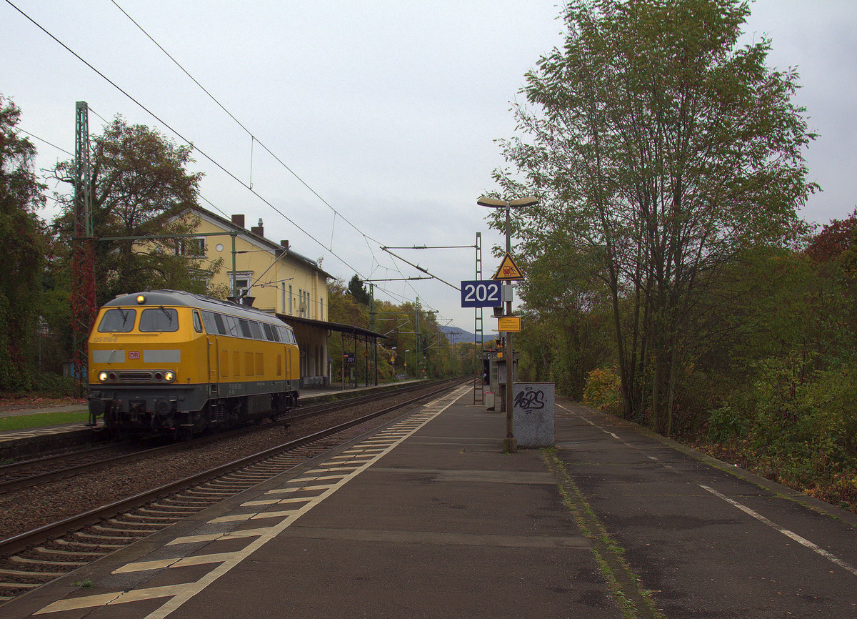 225 010-8 von DB Bahnbau kommt als Lokzug aus Süden nach Norden und kommt aus Richtung Koblenz und fährt durch Bonn-Oberkassel in Richtung Köln-Gremberg. 
Aufgenommen vom Bahnsteig von Bonn-Oberkassel an der rechten Rheinstrecke.
Am Nachmittag vom 2.11.2018.

