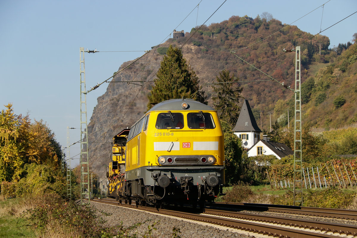 225 010-8 DB mit Bauzug in Leutesdorf, am 21.10.2018.