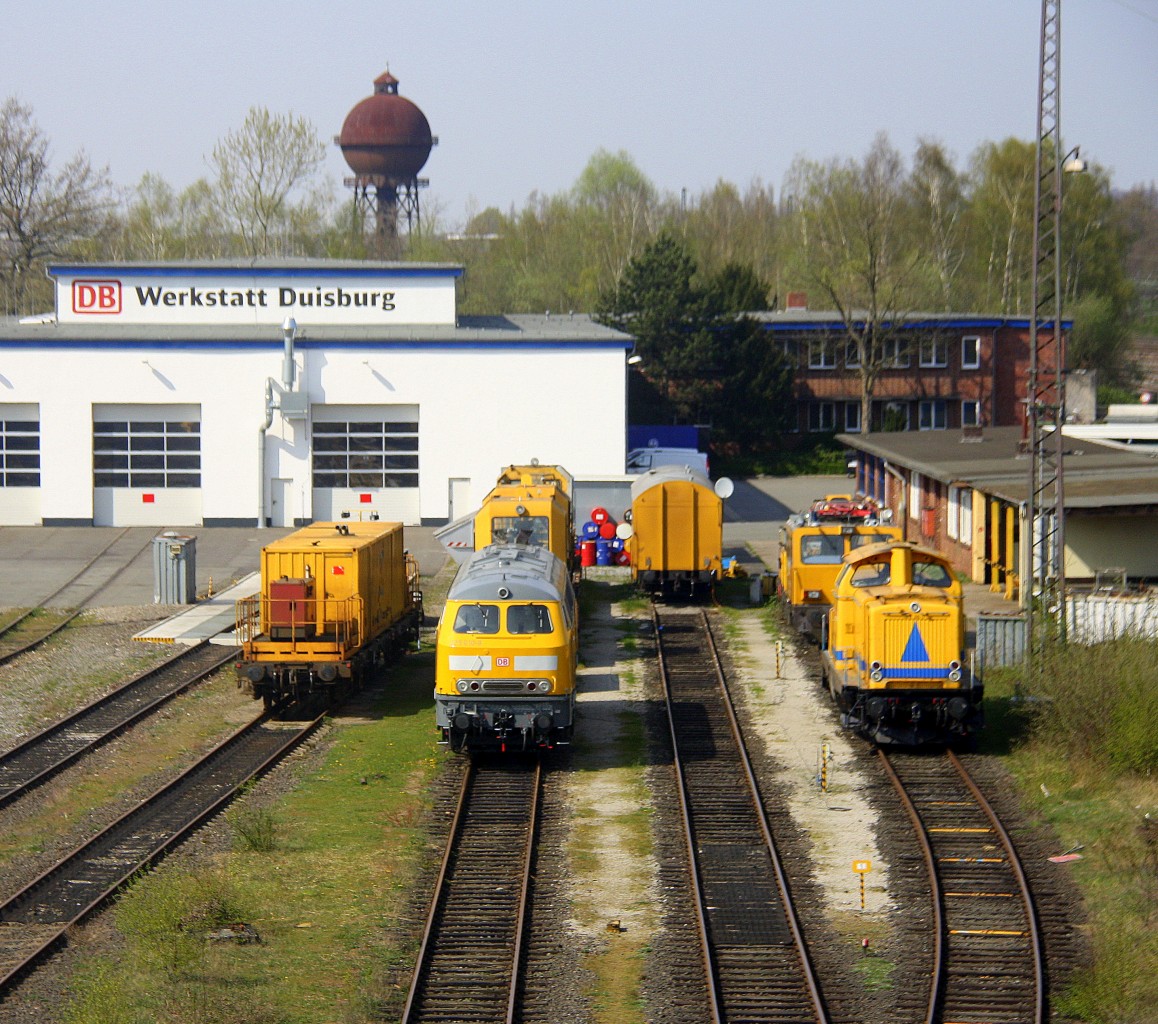 225 010-8 DB  steht in Duisburg-Entenfang. 
Aufgenommen von der Fußgängerbrücke in Duisburg-Entenfang. 
Bei schönem Frühlingswetter am Nachmittag vom 19.4.2015. 