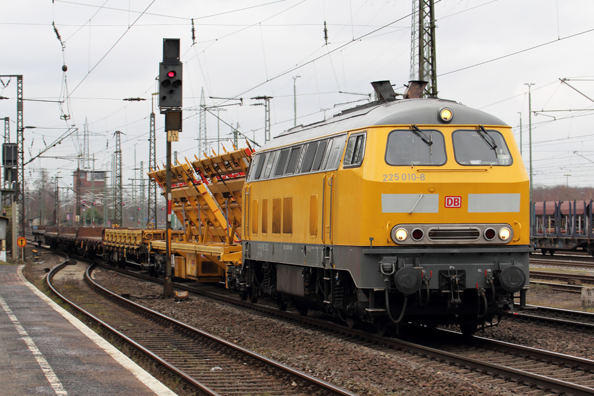 225 010-8 durchfährt Duisburg-Bissingheim 19.3.2016 