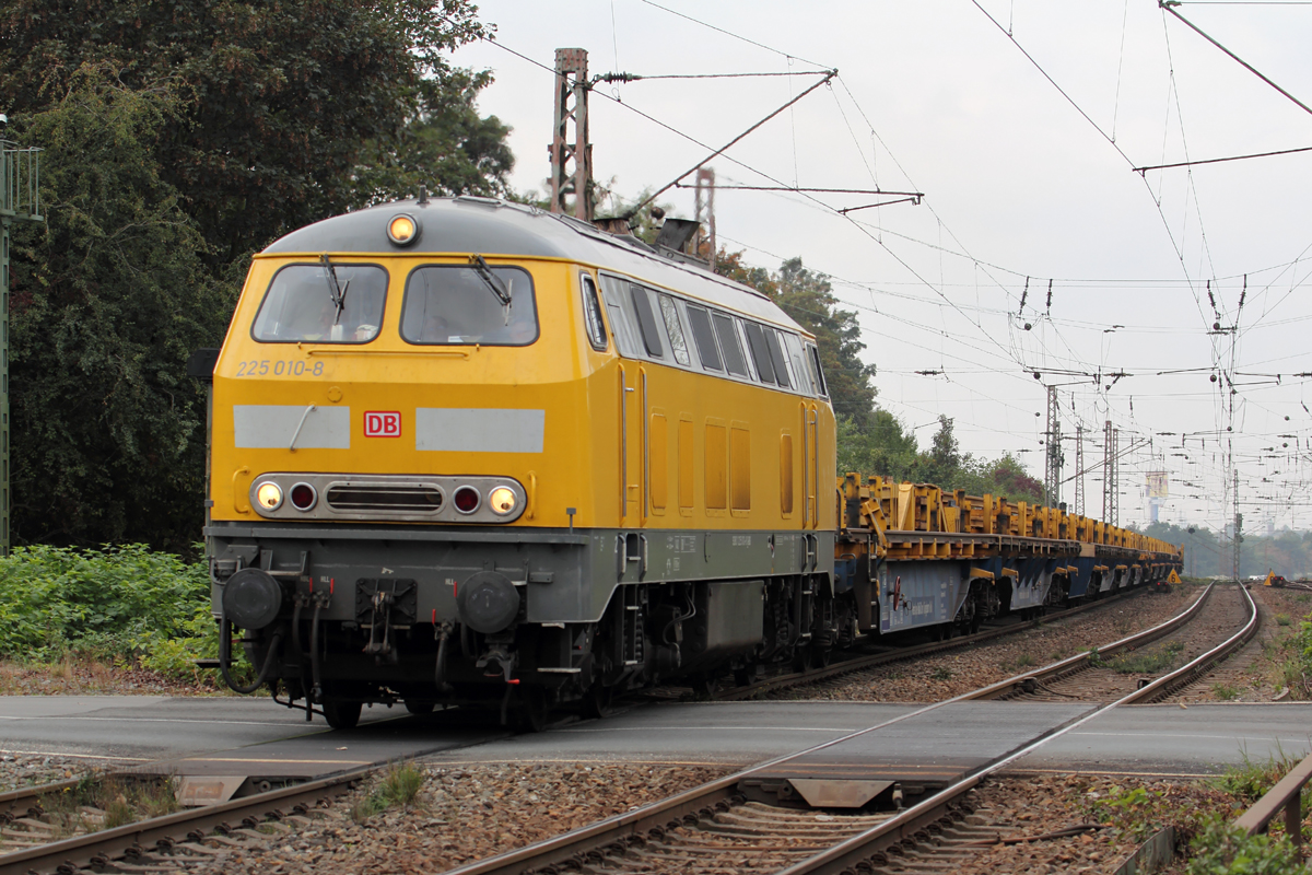 225 010-8 mit einem Schienenzug in Gelsenkirchen-Bismarck 11.10.2016