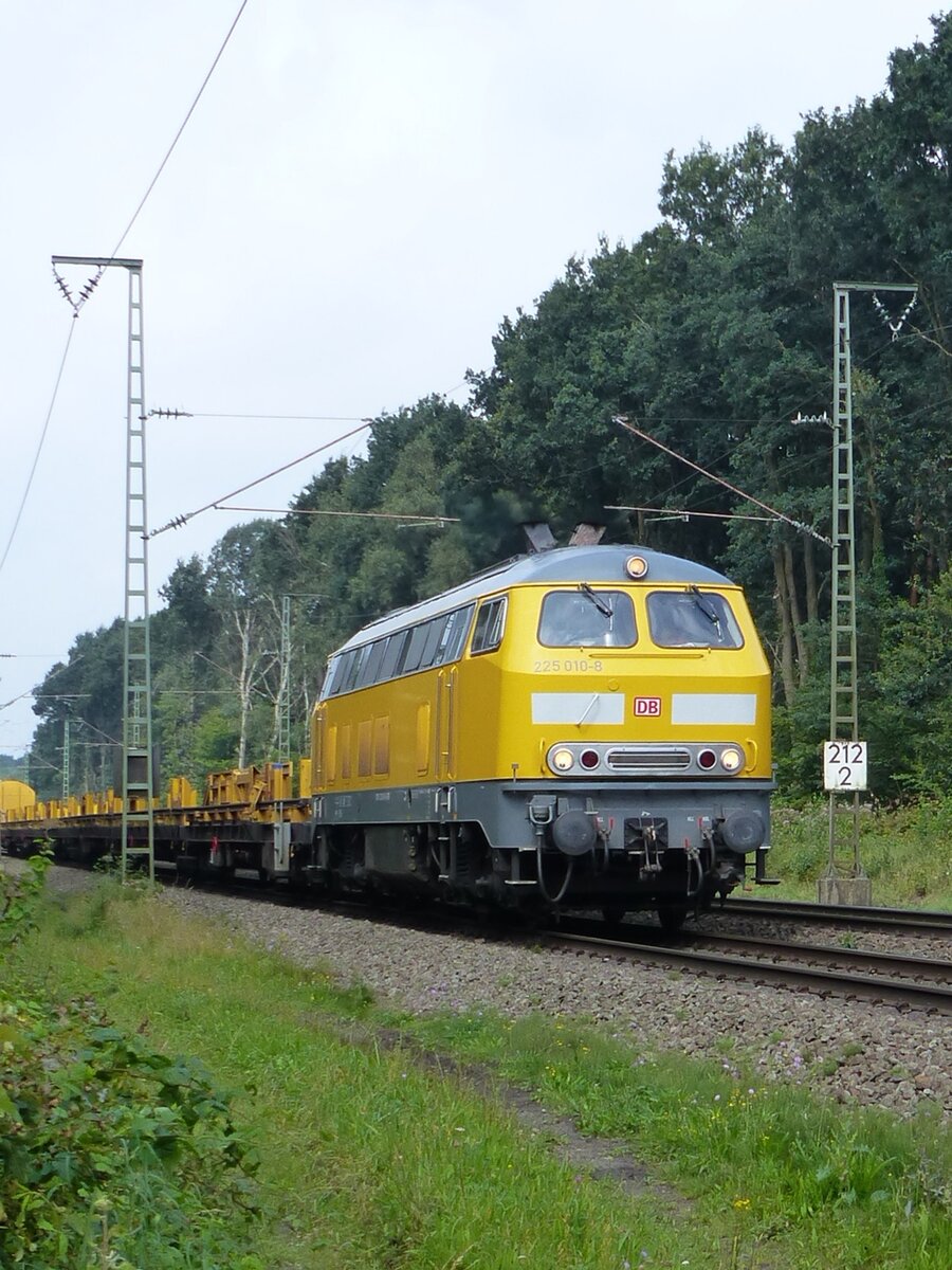 225 010 mit Bauzug in Rheine=Bentlage, 13.08.16