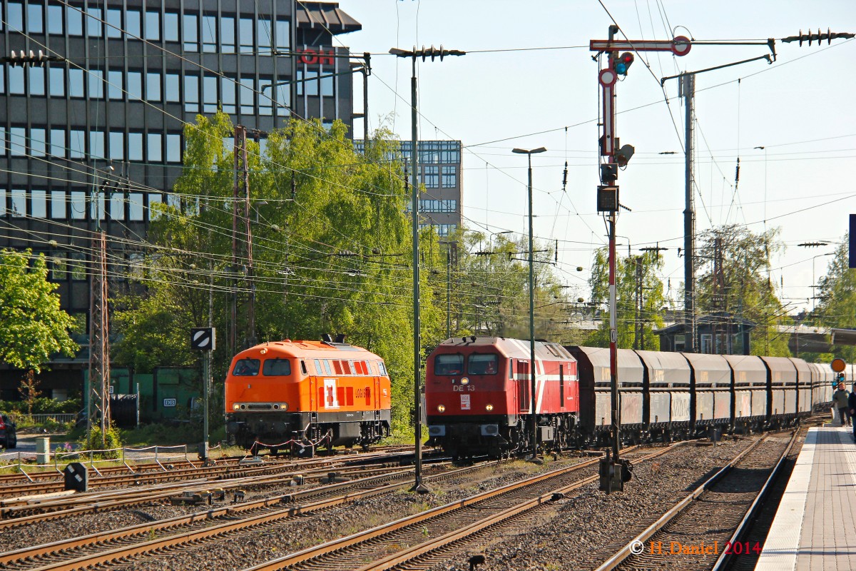 225 015-7 BBL 19  und rechts HGK MaK DE 1024 (240 003-4) mit einem Kohlezug in D�sseldorf Rath, April 2014.