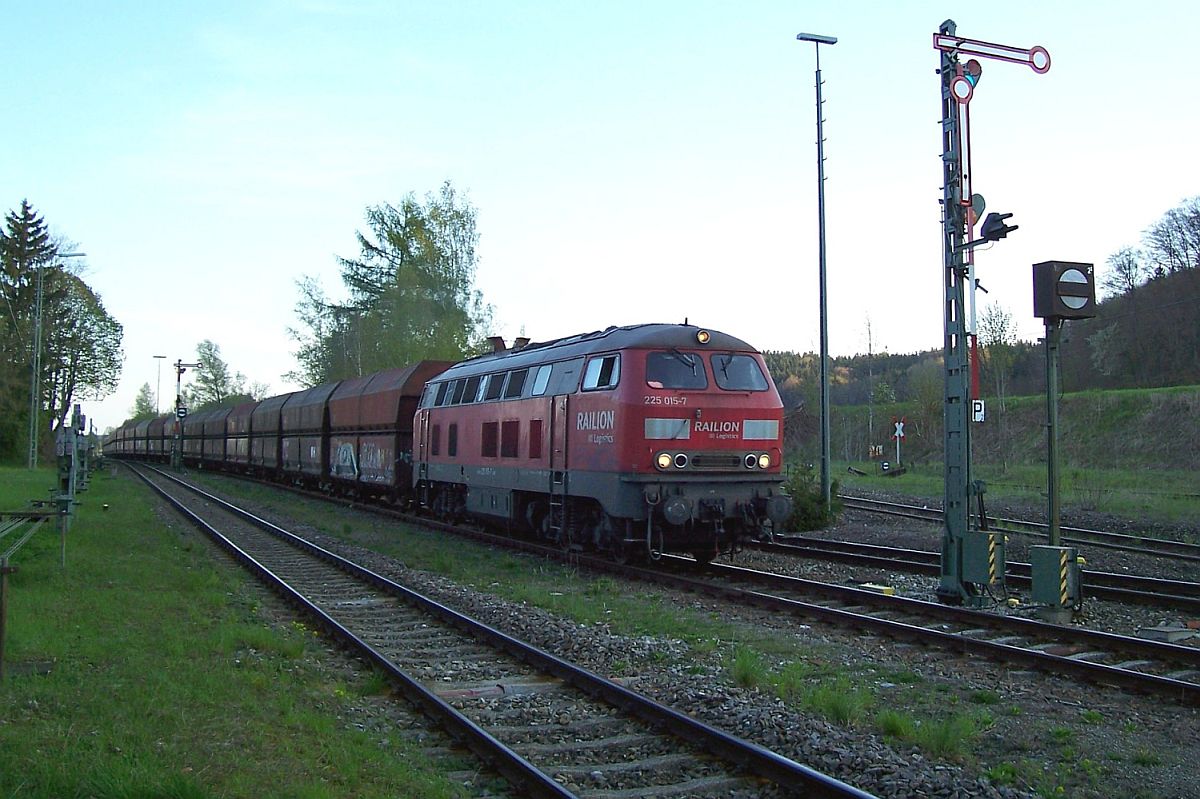 225 015-7 erreicht am 29.04.2010 mit ihren leeren Wagen den Bahnhof Roberg. Nach dem Umsetzen der Lok werden die Wagen zur Befllung mit Kies an die in der Nhe befindliche Verladestation geschoben.