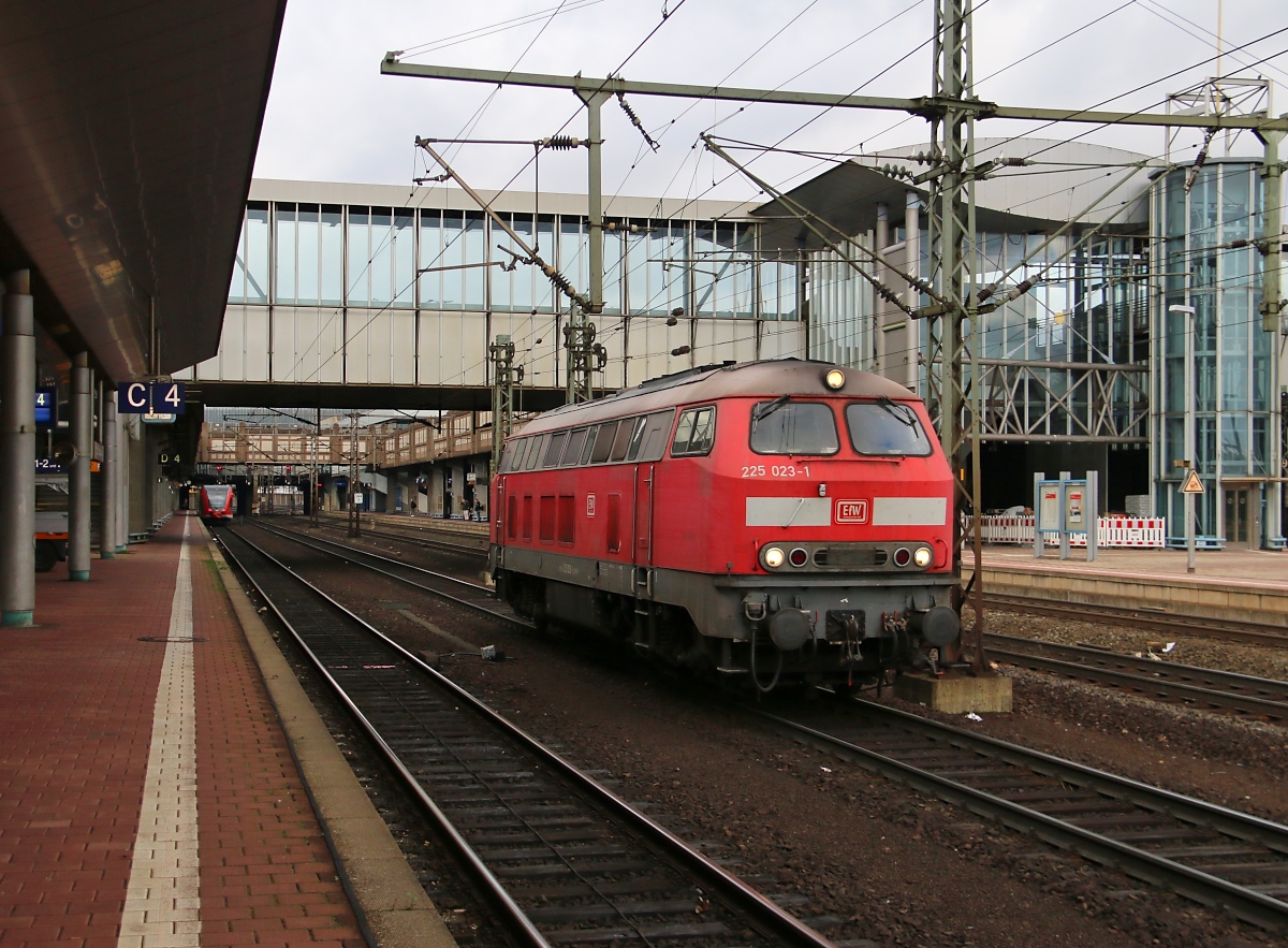 225 023-1 der EfW als Tfzf im Bahnhof Kassel-Wilhelmshöhe. Aufgenommen am 21.11.2015.